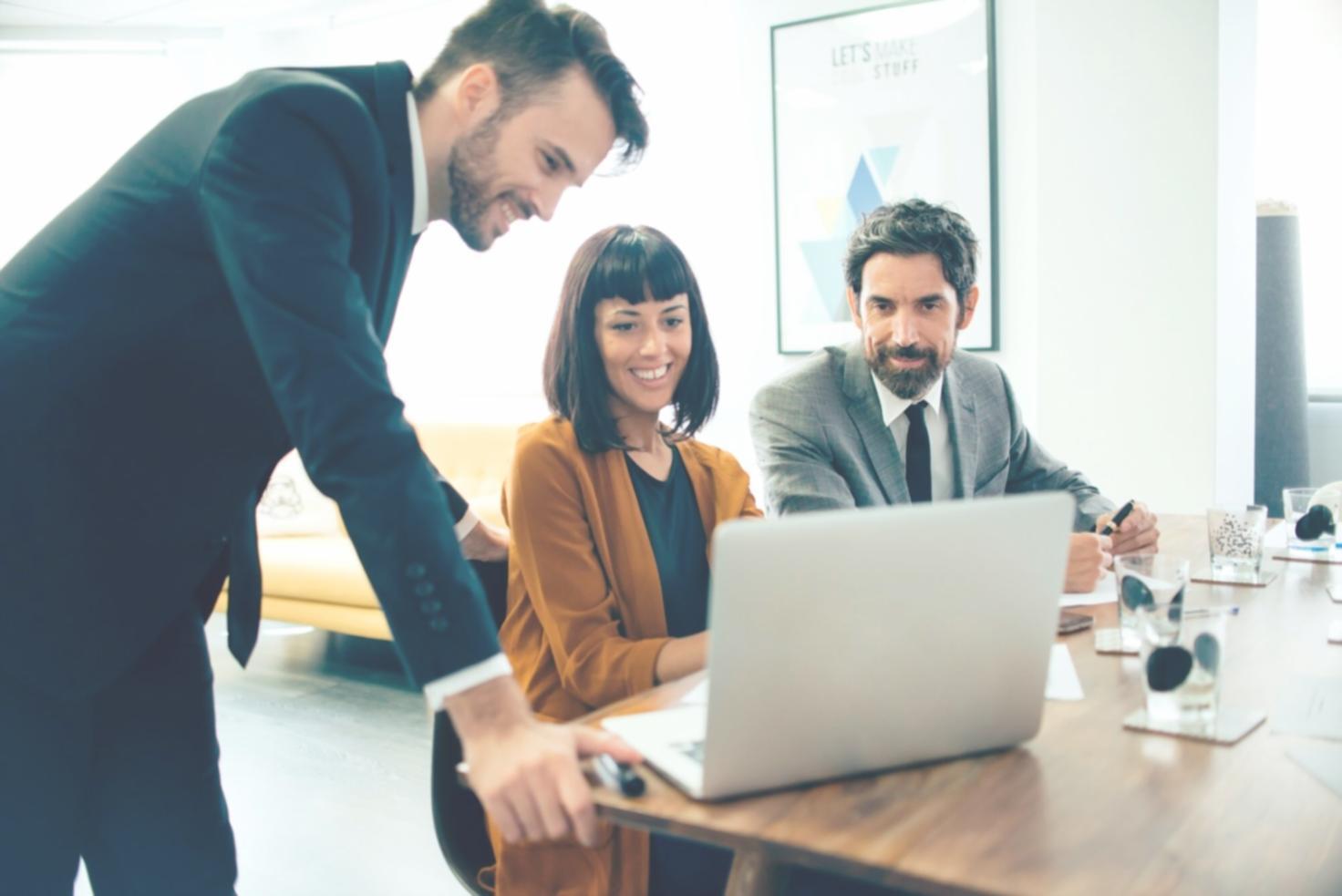 Formation en présentation budgétaire avec supports visuels modernes